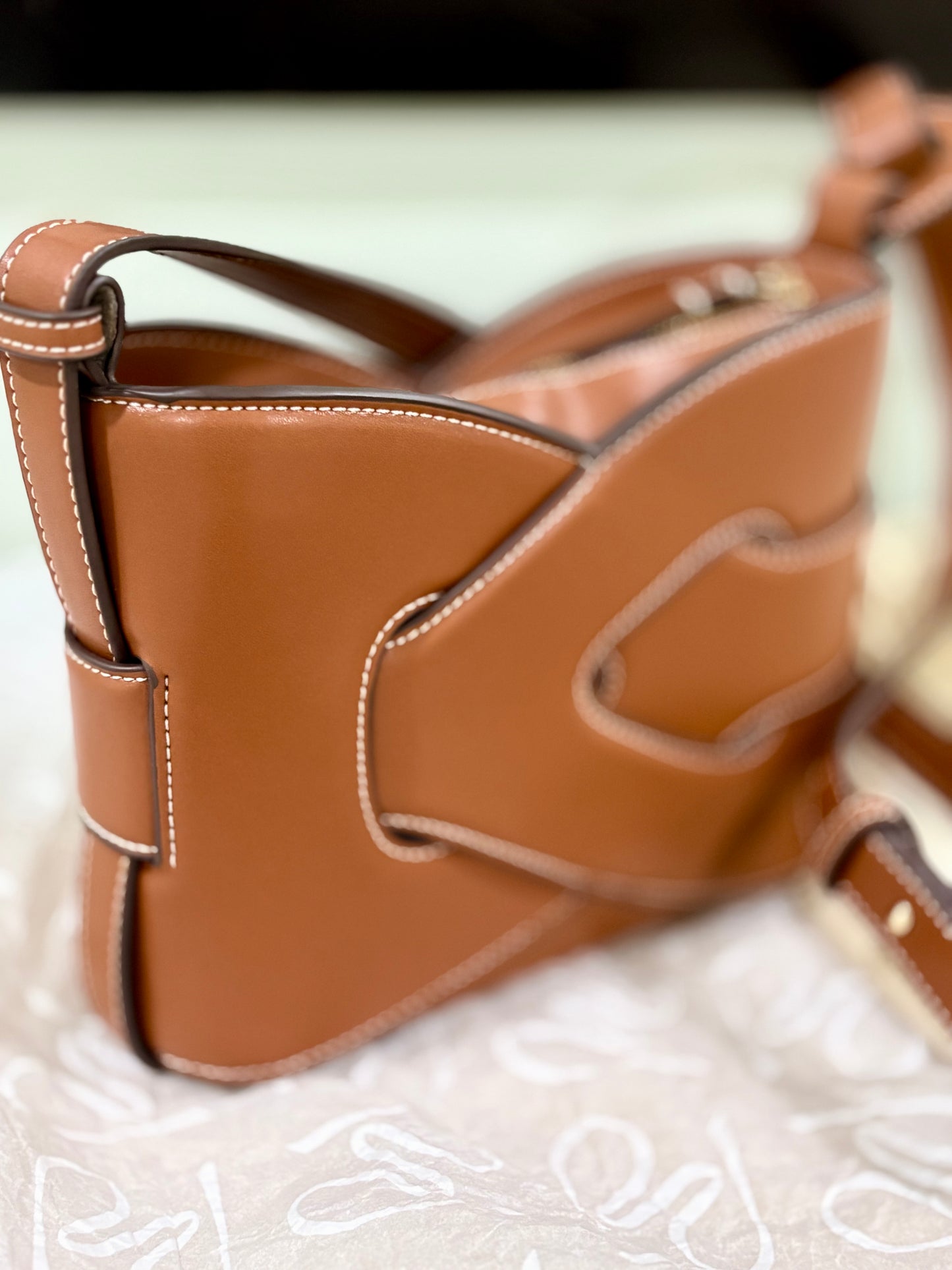 Poléne Nodde in smooth camel